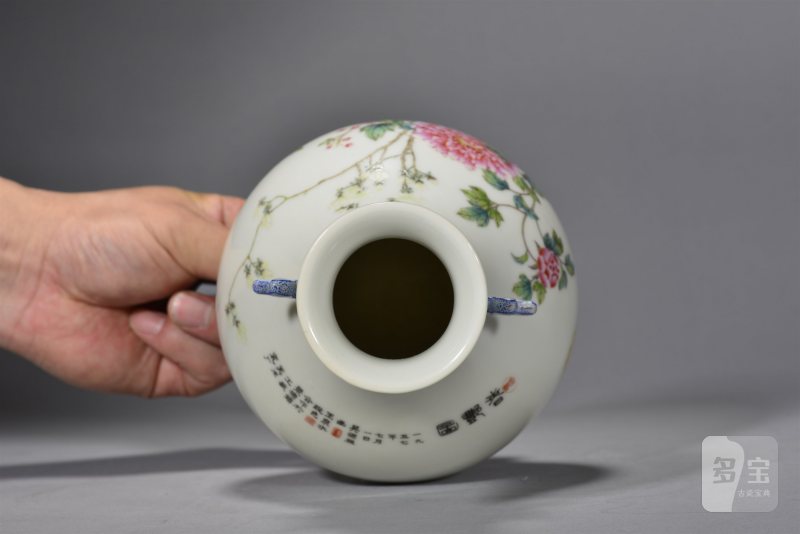 近现代 吴德祖画、王泉水设色景德镇工艺美术瓷厂珐琅彩「春艳图」寿字耳赏瓶 - 图5
